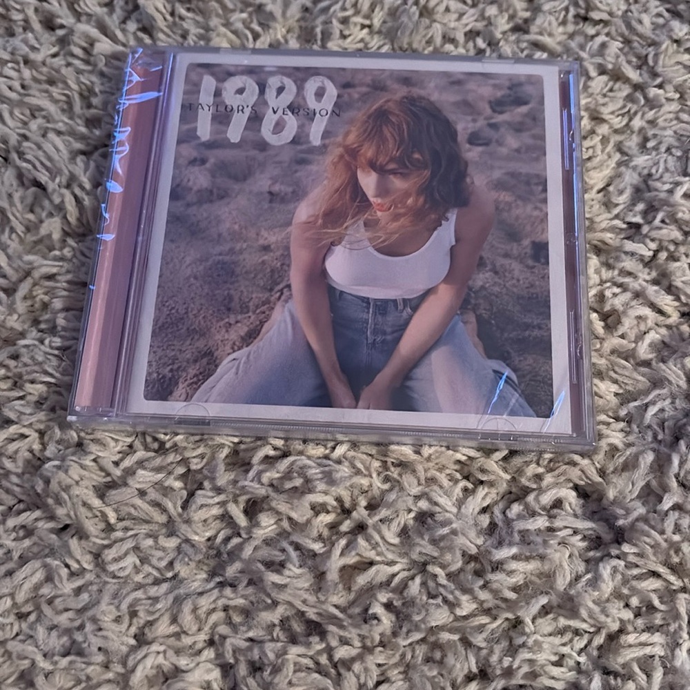 Taylor Swift 1989 Album Cover - White and Blue